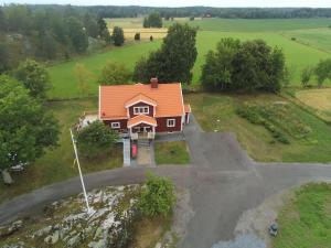 una vista aérea de una casa con techo naranja en Äppelgården en Sollebrunn