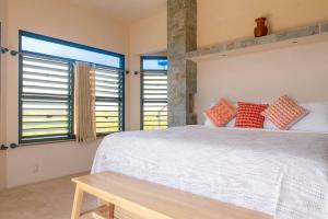 Krevet ili kreveti u jedinici u objektu Nirvana Blue Unparalleled Natural Seclusion with Private Beach