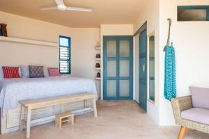 Letto o letti in una camera di Search for "Pure Nirvana Blue"