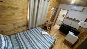 uma vista para um quarto com uma cama e um piano em Lindos e novos Chalés na região central de Foz em Foz do Iguaçu