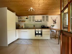 Köök või kööginurk majutusasutuses wundervoll eben - CHALETS & PLÄTZE voller WUNDER - NOTSCHKERL & FEINIS