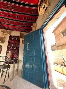 una camera con porta verde e finestra di Antica old apartment al-lwebdeh ad Amman
