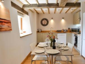 een keuken en eetkamer met een tafel en stoelen bij The Horse Gin - Uk11024 in East Worlington