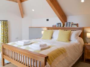 ein Schlafzimmer mit einem Bett mit Handtüchern darauf in der Unterkunft The Horse Gin - Uk11024 in East Worlington