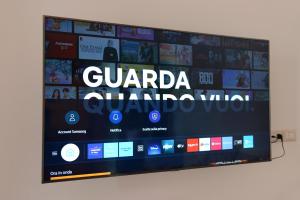 A television and/or entertainment centre at VILLA VICINUS - 120 mq - parking - garden