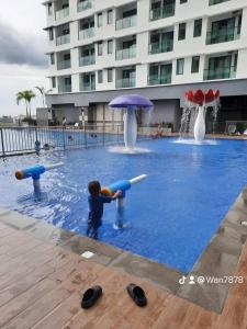 バンギにあるHomestay No.1 Bangi Casa Mewah@Vistaの壺遊びの少年