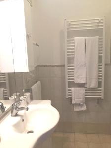 La salle de bains est pourvue d'un lavabo, d'un miroir et de serviettes. dans l'établissement Etna-Dimora-Dei-Saponari, à Trecastagni