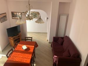 ein Wohnzimmer mit einem Sofa und einem Tisch in der Unterkunft Etna Dimora Dei Saponari in Trecastagni