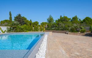 麗都馬里尼的住宿－Villa Crigiada Luxury Pool，一座房子旁的游泳池,设有石头走道