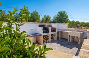 麗都馬里尼的住宿－Villa Crigiada Luxury Pool，露台上的户外厨房配有烧烤架