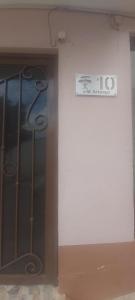 una puerta con una señal en el lateral de un edificio en HOSPEDAJE 4Casa San Francisco en Zacatlán