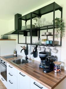 uma cozinha com uma bancada e comodidades para preparar café em M&M Apartment em Seeg