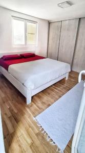 Säng eller sängar i ett rum på Luxury villa in Skopje