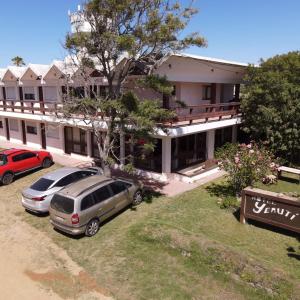 Dos coches aparcados delante de un edificio en Hotel Yeruti, en La Paloma 59 fotos más