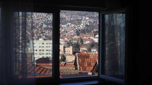 Nespecifikovaný výhled na destinaci Sarajevo nebo výhled na město při pohledu z penzionu