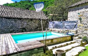 バルナにあるGorgeous Home In Barnas With Private Swimming Pool, Can Be Inside Or Outsideの裏庭のスイミングプール