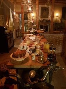 La Perle Secrète في Theneuille: طاولة عليها طعام في غرفة المعيشة