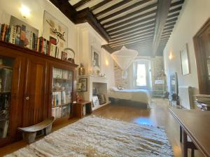 sala de estar con cama y alfombra en La Suite Sainte Claire, en Hyères