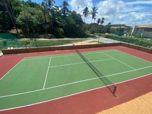 a tennis court with a net on top of it at Apartamento EcoResort Carneiros in Praia dos Carneiros