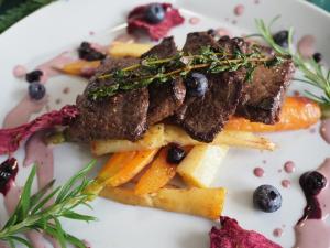 un plato de comida con carne y verduras. en Ubytovanie&Reštaurácia Bodliak, en Žiar