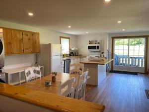 a kitchen and dining room with a table and chairs at Magnifique centenaire rénovée, air climatisé, arcade, 3 chambres fermées in Austin