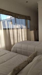 2 camas en una habitación con ventana en eco veggie en Esperanza