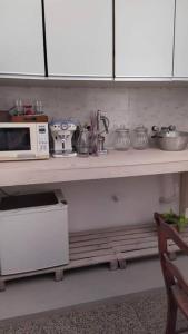 encimera de cocina con microondas y electrodomésticos en eco veggie en Esperanza