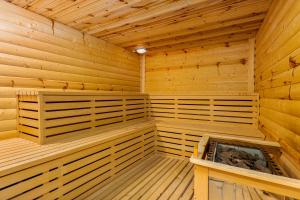 una sauna in legno con camino al centro di Alpine Lounge Kazbegi a Kazbegi