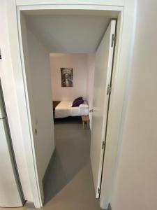 A bed or beds in a room at Apartamento en Madrid Rio con Parking Gratuito