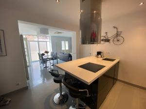 una cocina con una isla con fregadero y una bicicleta en la pared en Apartamento en Madrid Rio con Parking Gratuito en Madrid