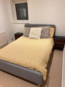 uma cama com duas almofadas num quarto em Beautiful 1 bed bungalow em Ryde