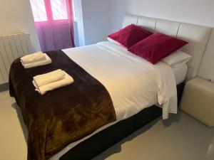 A bed or beds in a room at Apartamento en Madrid Rio con Parking Gratuito