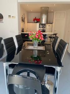 A kitchen or kitchenette at Apartamento en Madrid Rio con Parking Gratuito