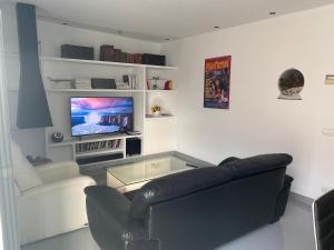 A television and/or entertainment centre at Apartamento en Madrid Rio con Parking Gratuito