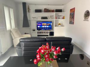 A television and/or entertainment centre at Apartamento en Madrid Rio con Parking Gratuito