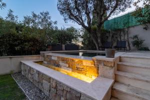 una piscina con una hoguera en un patio en Mougins Collection - Ravissante Suite avec Bassin chauffé en saison, en Mougins