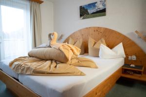 sypialnia z łóżkiem z kocem łabędzia w obiekcie Ferienhaus Irene w mieście Seefeld in Tirol