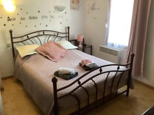 een slaapkamer met een bed met twee handdoeken erop bij 196 rue des moulins in Vachères