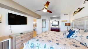 Postel nebo postele na pokoji v ubytování Sunset Haven at Destin's Pelican Beach Resort