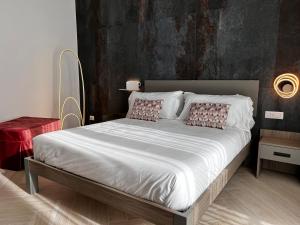 una camera da letto con un grande letto con due cuscini di Patriziella 4 Rooms a Sorrento