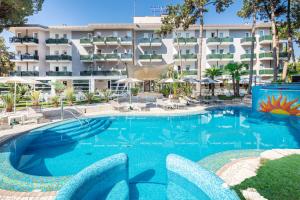 a large swimming pool in front of a hotel at Hotel Mediterraneo in Lignano Sabbiadoro