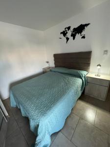 1 dormitorio con 1 cama con edredón azul en Departamento B° Guemes con cochera en Córdoba