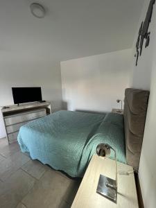 1 dormitorio con 1 cama y escritorio con ordenador portátil en Departamento B° Guemes con cochera en Córdoba