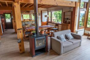 sala de estar con sofá y estufa de leña en Casa Santa Clara en San Carlos de Bariloche