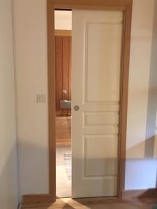 białe drzwi w pokoju z łazienką w obiekcie Cabane Chic au Cap Ferret w mieście Lège-Cap-Ferret