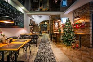 ein Restaurant mit einem Weihnachtsbaum in der Mitte in der Unterkunft Willa Cicha Woda III in Zakopane
