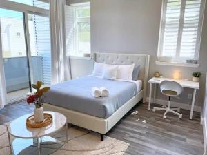 a bedroom with a bed with a desk and a desk at Luxurious Brownstone Retreat - Walk to DT/Golden1 in Sacramento