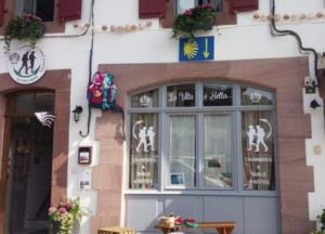 a building with a window with people in it at La vita e bella in Saint-Jean-Pied-de-Port