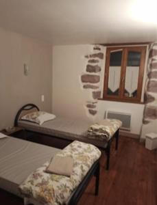 a room with two beds and a window at La vita e bella in Saint-Jean-Pied-de-Port