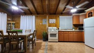 Una cocina o cocineta en Palm's Bohemian House with Private Pool